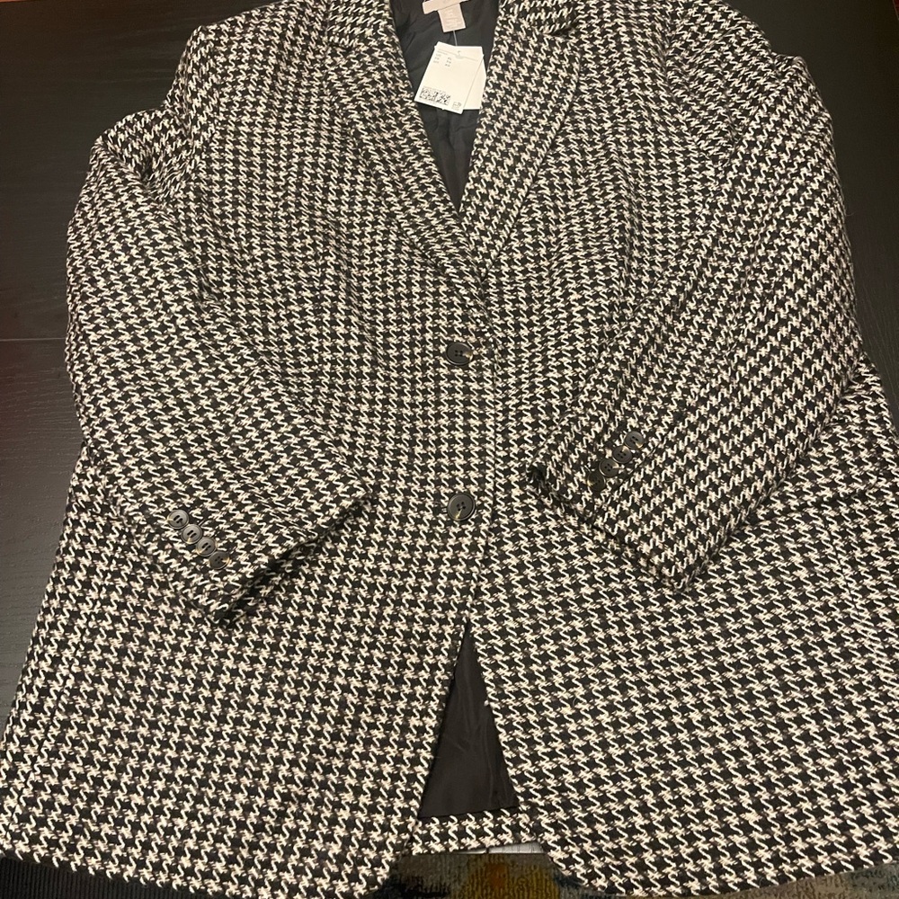 2 ButtonWomen's Black and White Wool Blend Houndstooth Blazer with back slit.